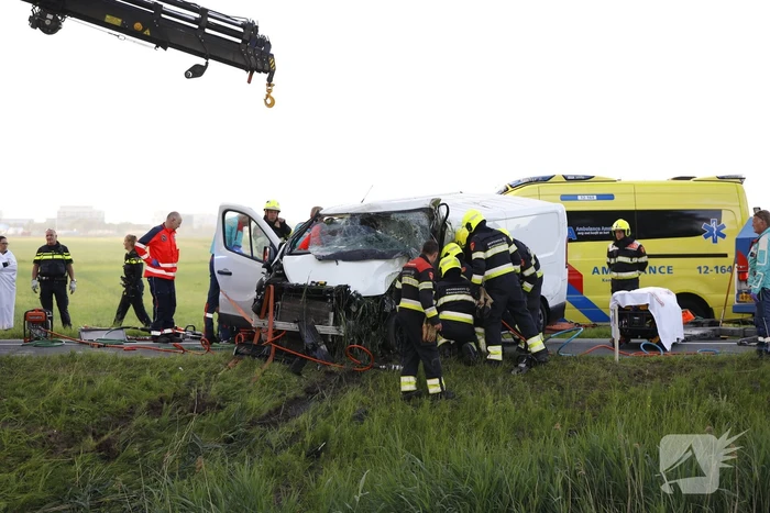 Zwaargewonde bij auto te water