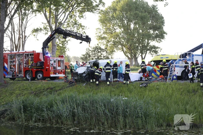 Zwaargewonde bij auto te water