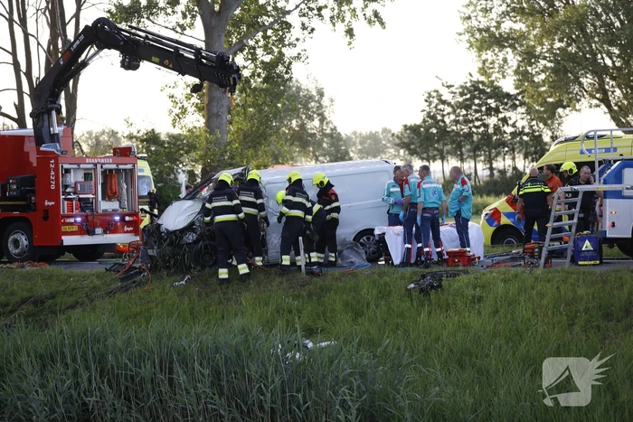 Zwaargewonde bij auto te water