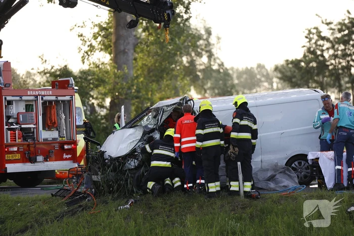 Zwaargewonde bij auto te water