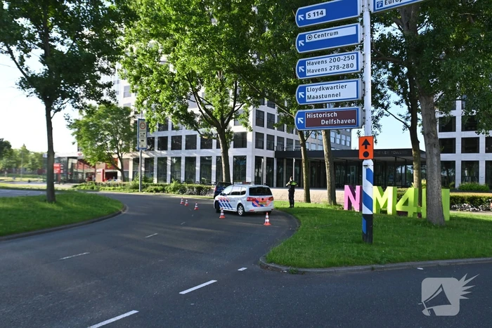 Bestuurder parkeert auto tegen boom en verdwijnt