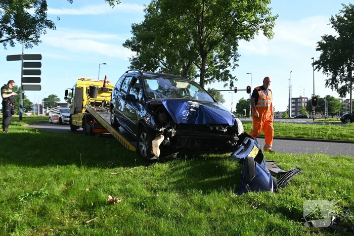 Bestuurder parkeert auto tegen boom en verdwijnt