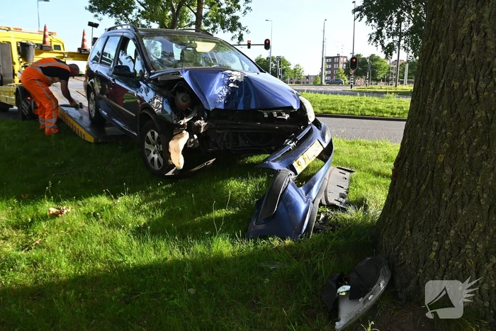 Bestuurder parkeert auto tegen boom en verdwijnt