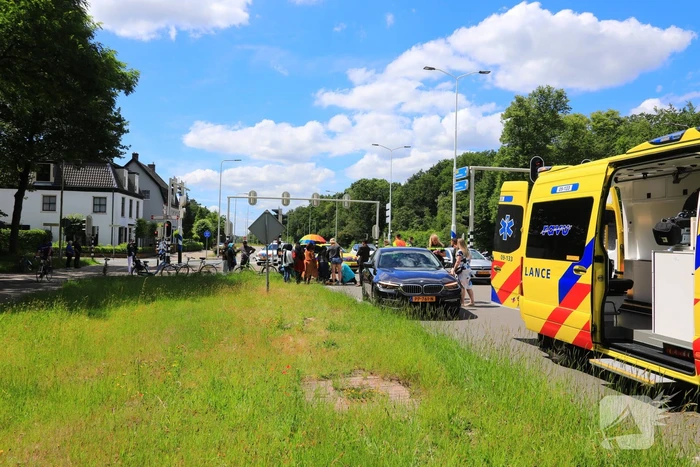 Kind op fiets aangereden door auto