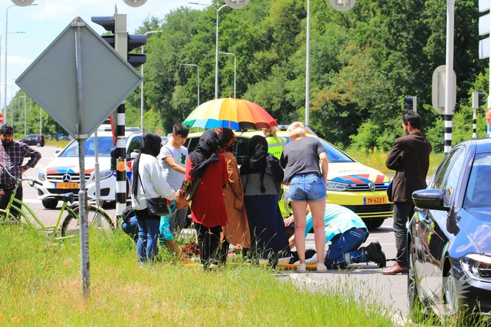 Kind op fiets aangereden door auto