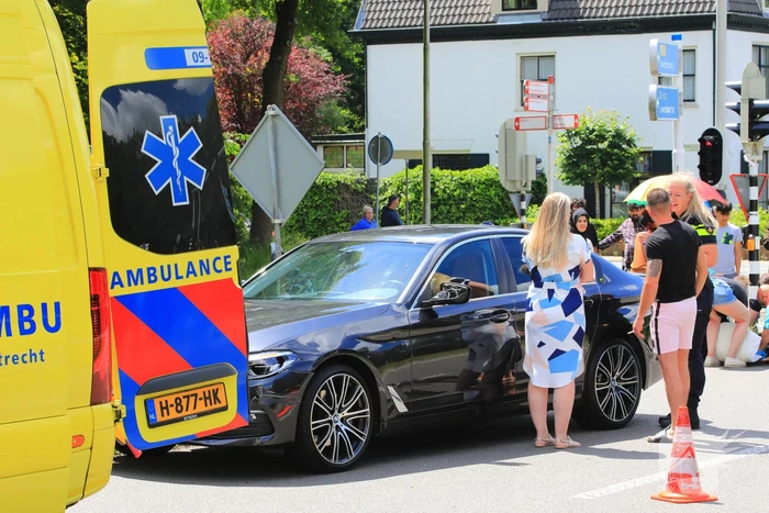 Kind op fiets aangereden door auto