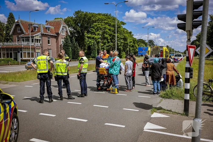 Kind op fiets aangereden door auto