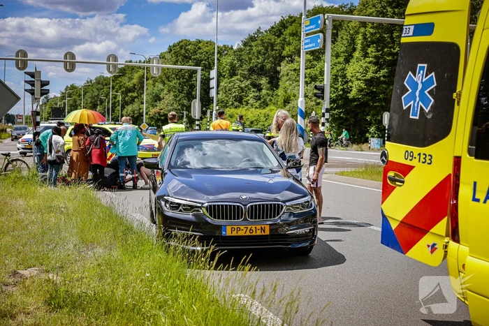 Kind op fiets aangereden door auto