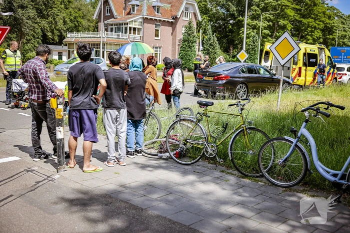 Kind op fiets aangereden door auto