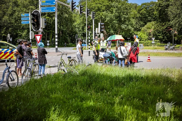 Kind op fiets aangereden door auto
