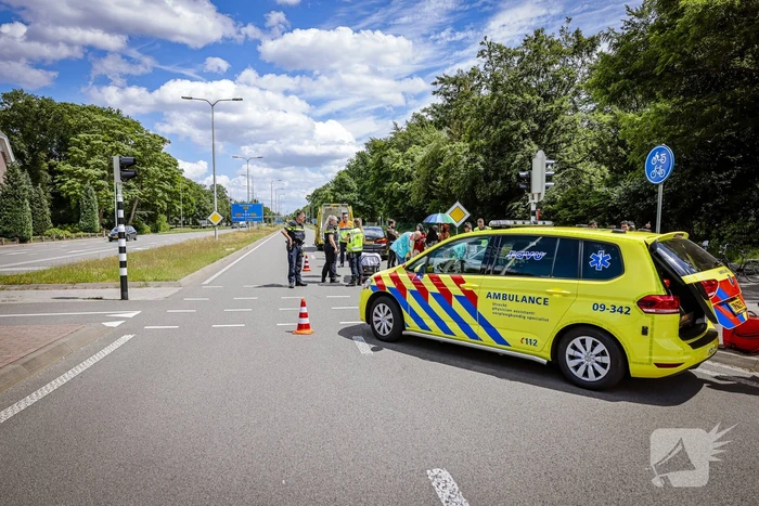 Kind op fiets aangereden door auto