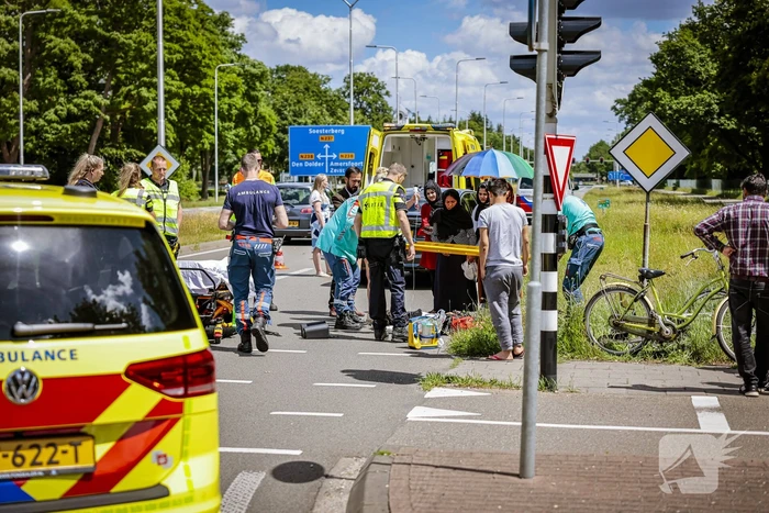 Kind op fiets aangereden door auto