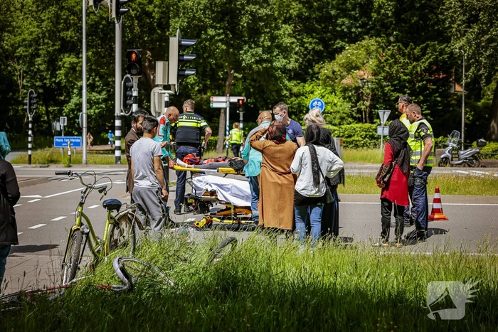Kind op fiets aangereden door auto
