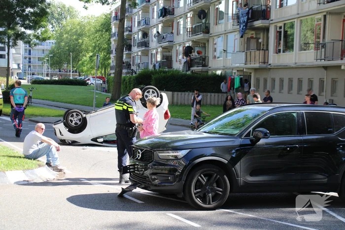 Auto belandt op de kop bij aanrijding
