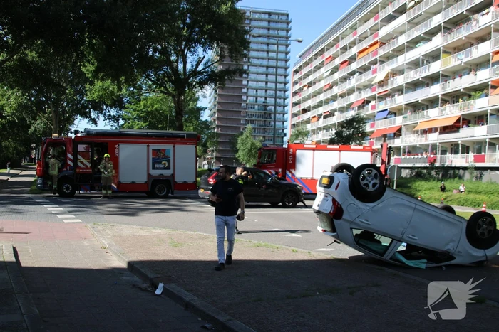 Auto belandt op de kop bij aanrijding