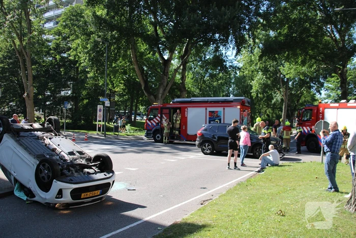Auto belandt op de kop bij aanrijding
