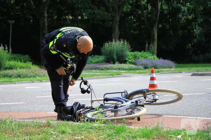Bestuurder rijdt door na aanrijding met fietsster