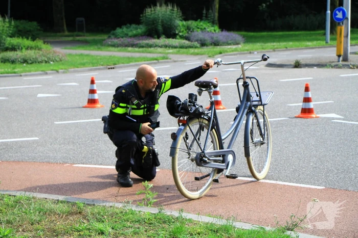 Bestuurder rijdt door na aanrijding met fietsster