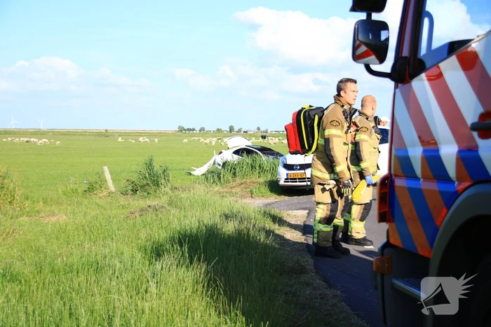 Dure Mercedes AMG belandt in sloot, inzittenden gevlucht