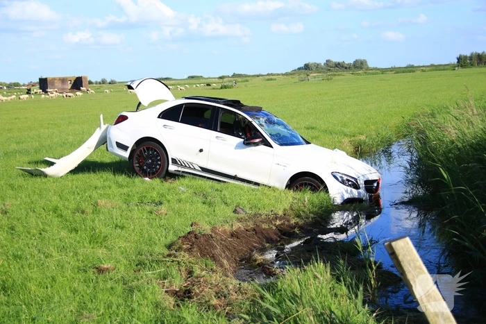 Dure Mercedes AMG belandt in sloot, inzittenden gevlucht