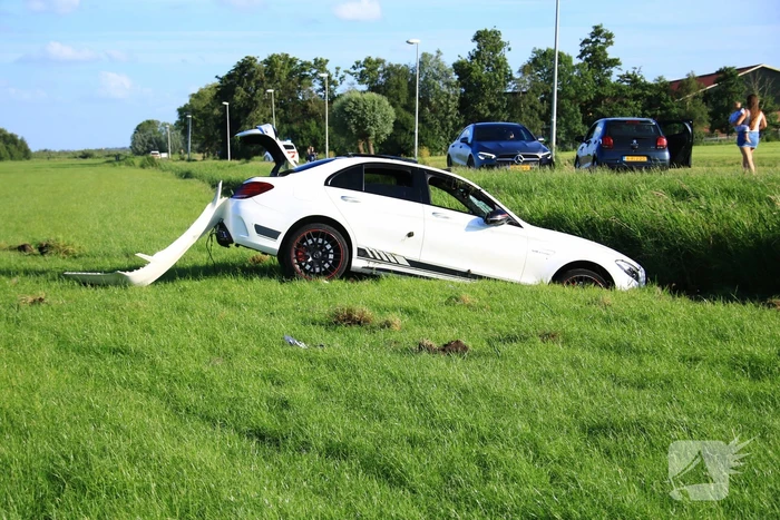 Dure Mercedes AMG belandt in sloot, inzittenden gevlucht