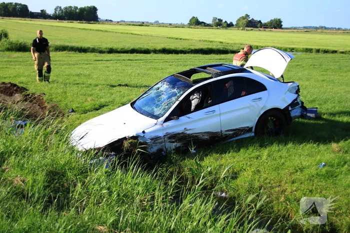 Dure Mercedes AMG belandt in sloot, inzittenden gevlucht