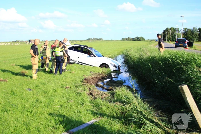 Dure Mercedes AMG belandt in sloot, inzittenden gevlucht