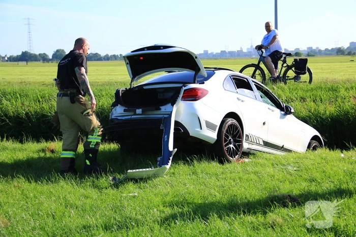 Dure Mercedes AMG belandt in sloot, inzittenden gevlucht