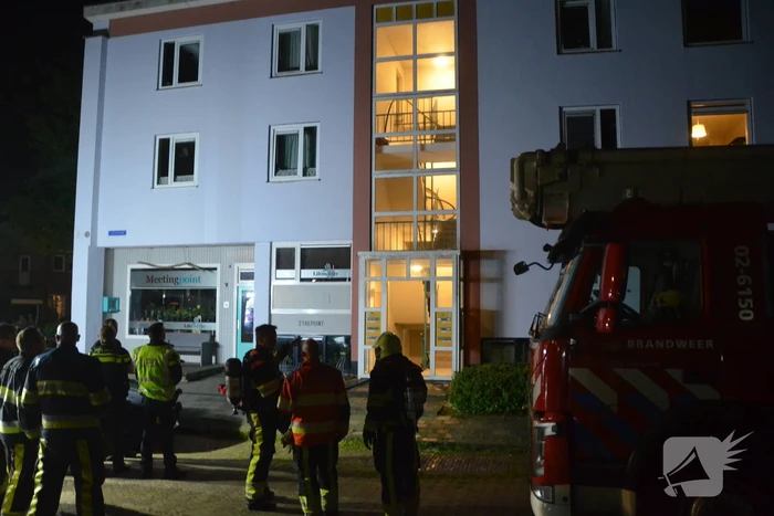 Flatwoningen ontruimd vanwege brand