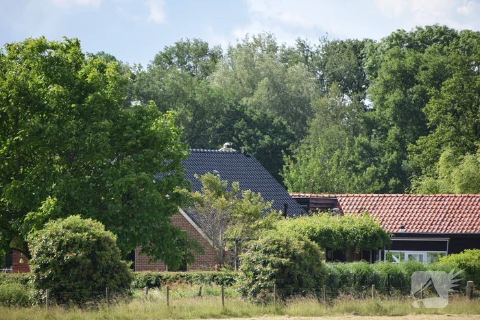 Brand in de nok van dak woning