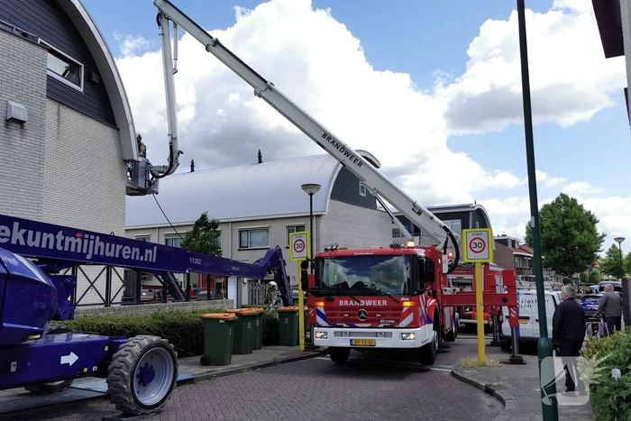 Brandweer blust brand op dak na werkzaamheden
