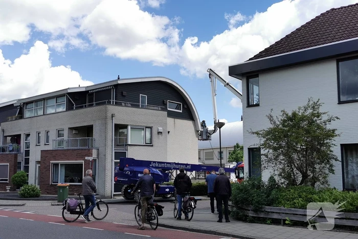 Brandweer blust brand op dak na werkzaamheden