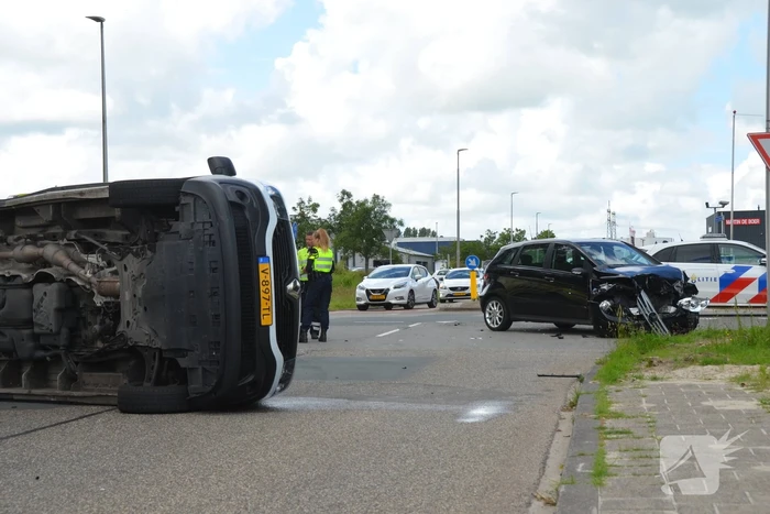 Bestelbus belandt op zijn kant bij ongeluk