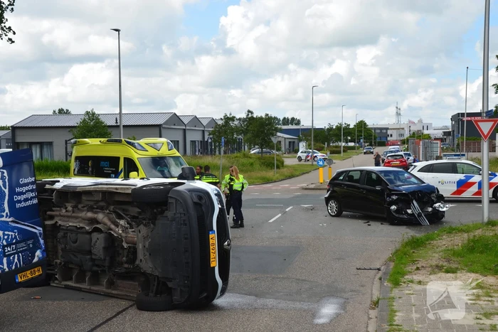 Bestelbus belandt op zijn kant bij ongeluk