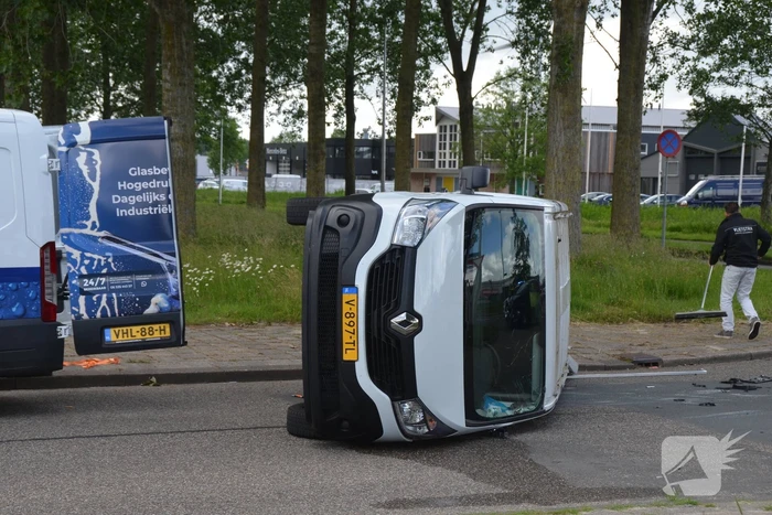 Bestelbus belandt op zijn kant bij ongeluk