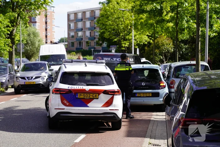 Bestelbus botst achterop personenauto