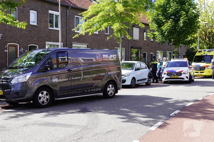 Bestelbus botst achterop personenauto