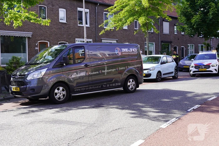 Bestelbus botst achterop personenauto