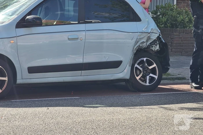 Bestelbus botst achterop personenauto
