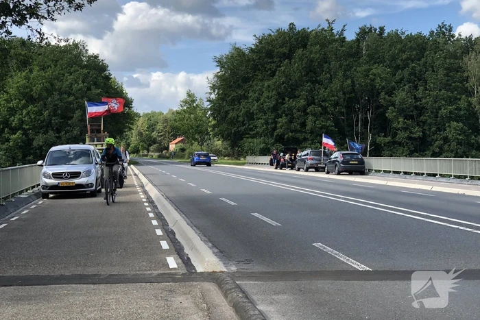 Boeren vragen aandacht op viaduct