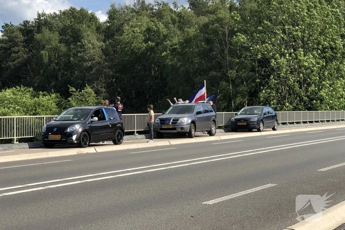 Boeren vragen aandacht op viaduct