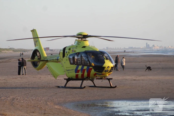 Hardloper onwel op strand
