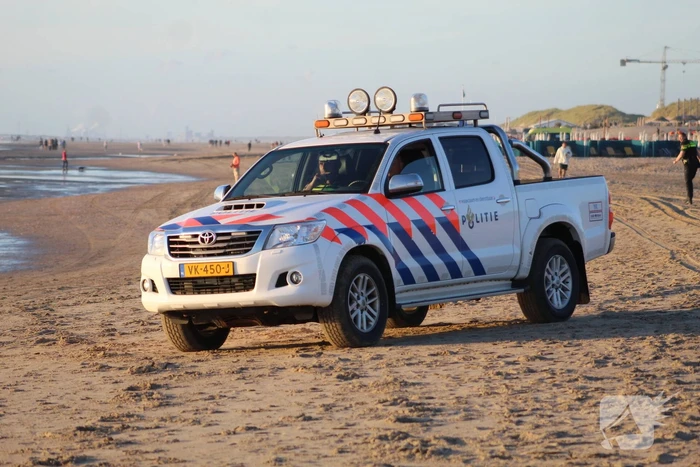 Hardloper onwel op strand