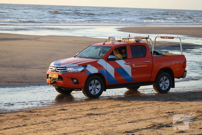 Hardloper onwel op strand