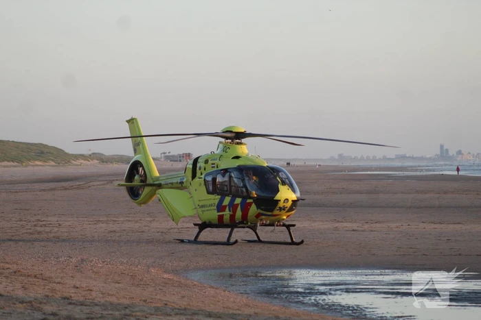 Hardloper onwel op strand