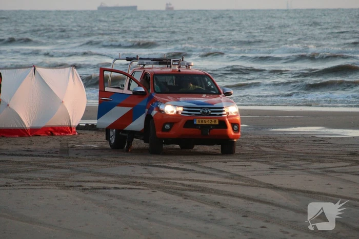 Hardloper onwel op strand