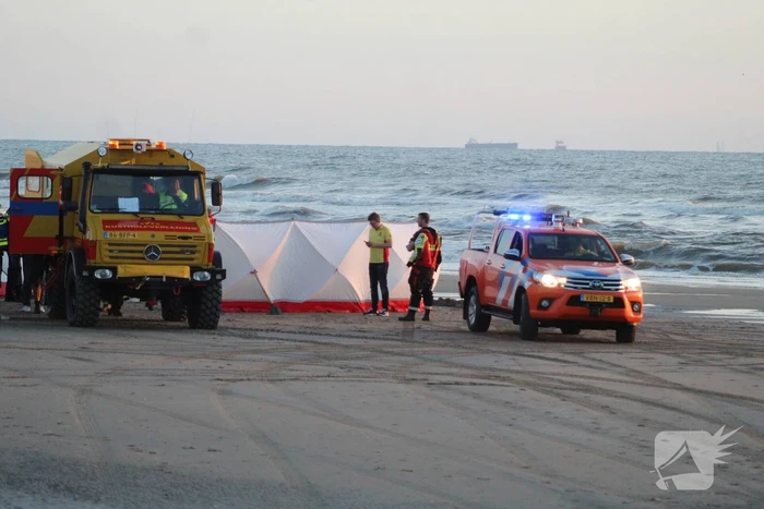 Hardloper onwel op strand