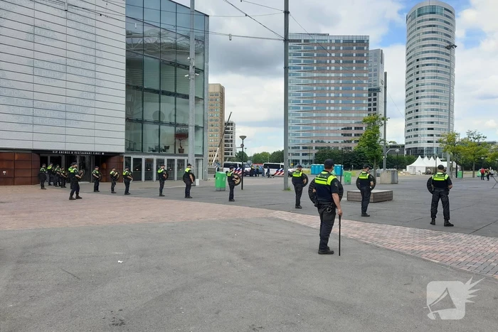 Grootscheepse ME oefening bij Johan Cruijff ArenA