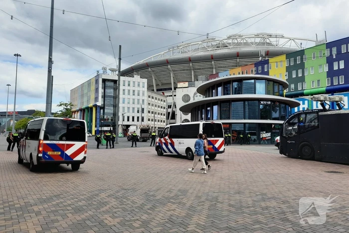 Grootscheepse ME oefening bij Johan Cruijff ArenA
