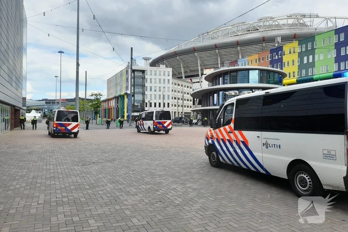 Grootscheepse ME oefening bij Johan Cruijff ArenA